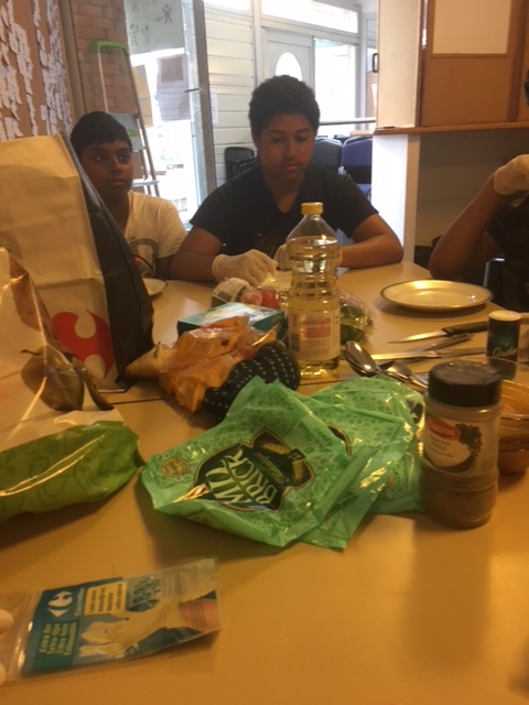 Un bol de nouille et des samoussas aux&nbsp;légumes/fromage